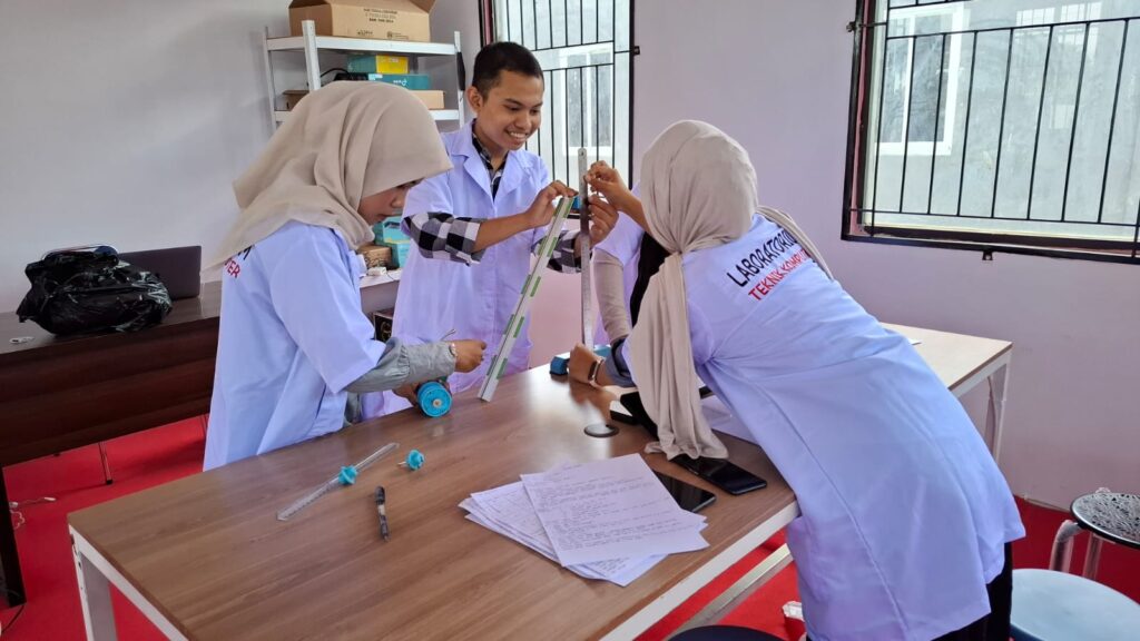 Kegiatan praktikum fisika dasar mahasiswa Teknik Komputer FST Universitas Muhammadiyah Palopo