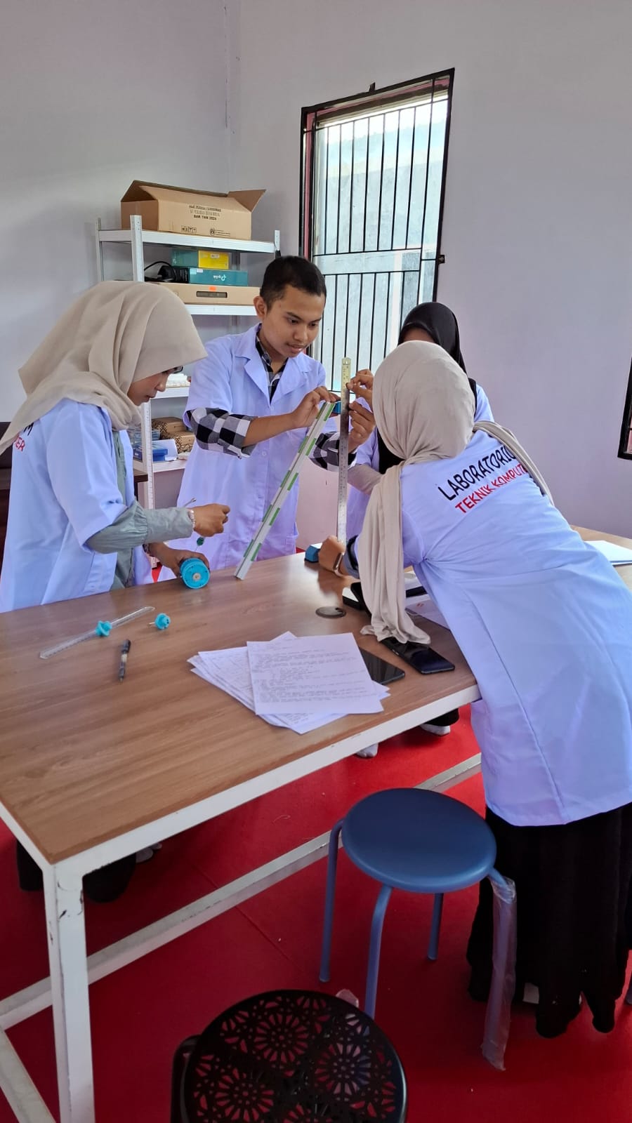 Praktikum Fisika Dasar Mahasiswa Teknik Komputer UM Palopo