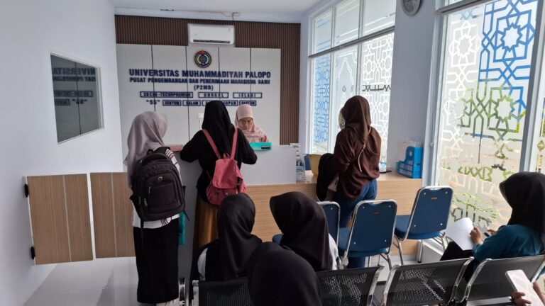 suasana menunggu wawancara calon mahasiswa baru umpalopo